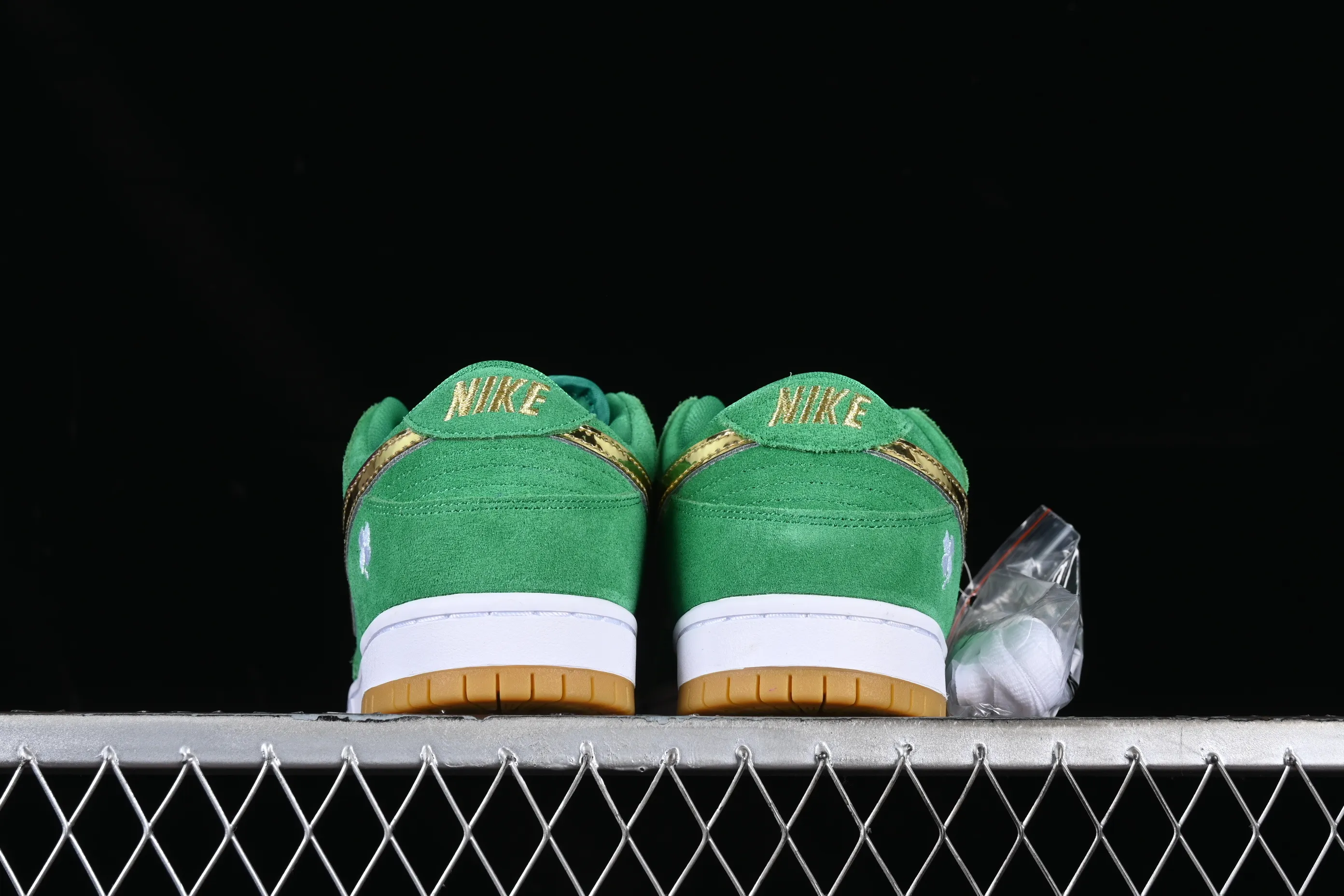 All categories Nk SB Dunk series Nk SB Dunk Low low-top sneakers Nk SB Dunk Low Pro green gold SB smashed backboard fashion casual sneakers BQ6817-303
